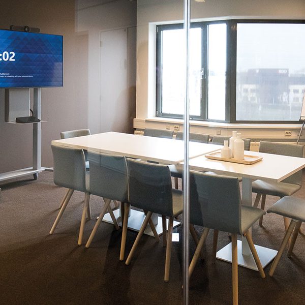 ergoxs-ergoframe-motion-dual-column-mobile-lift-tv-trolley-eff5251z-cablemanagementmodule-cmm01-project