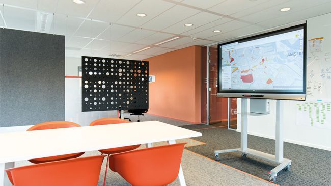 ergoxs-ergoframe-motion-dual-column-mobile-lift-tv-trolley-eff5251z-cablemanagementmodule-cmm01-project-gemeente-amsterdam