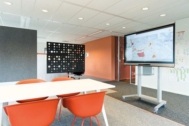 ergoxs-ergoframe-motion-dual-column-mobile-lift-tv-trolley-eff5251z-cablemanagementmodule-cmm01-project-gemeente-amsterdam