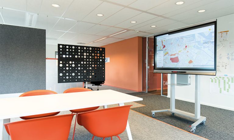 ergoxs-ergoframe-motion-dual-column-mobile-lift-tv-trolley-eff5251z-cablemanagementmodule-cmm01-project-gemeente-amsterdam