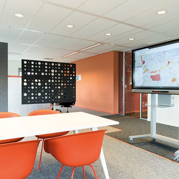 ergoxs-ergoframe-motion-dual-column-mobile-lift-tv-trolley-eff5251z-cablemanagementmodule-cmm01-project-gemeente-amsterdam