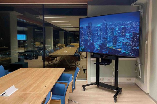 ergoxs-ergoframe-motion-dual-column-mobile-lift-tv-trolley-eff5251z-cablemanagementmodule-cmm03-klm-ground-services-schiphol