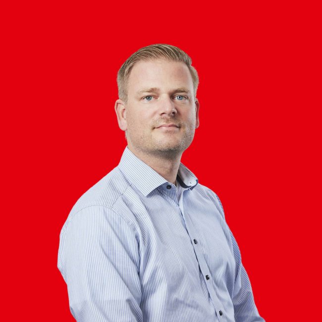 Mark-Nauta man with blonde hair and light blue blouse looks into the camera